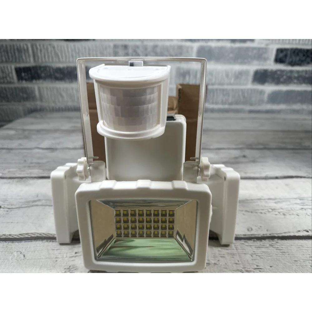 Westinghouse 2000 Lm Triple-Head Solar LED Motion Activated Security Light White